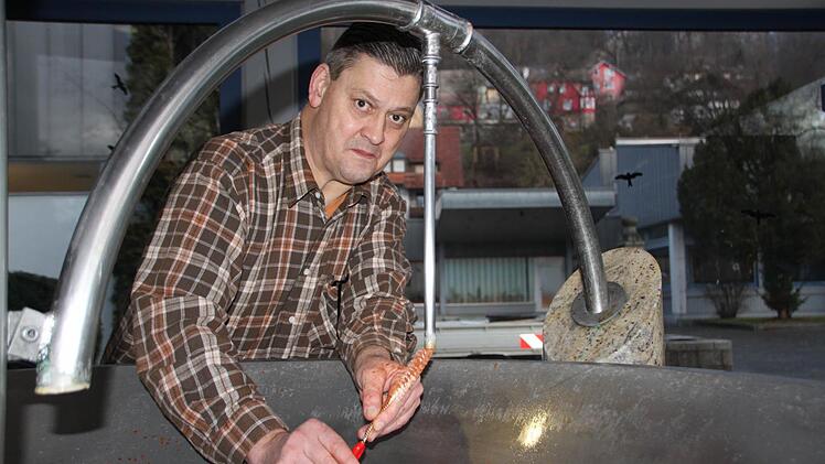 Nur mit Bürste und einem dünnen Drahtseil reinigt Uwe Meißner vom Bauhof den Georgi-Sprudel. Durch den hohen Gehalt an Mineralien bilden sich Ablagerungen, die regelmäßig entfernt werden müssen. Foto:Ulrike Müller