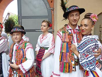 Die rumänische Tanzgruppe Valea somesului aus Forchheims Partnerstadt Gherla beeindruckt auch mit ihren Trachten. Foto: Pauline Lindner