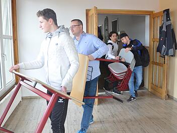 Alles muss raus! Schüler und Lehrer packen mit an und verladen die gesamte Einrichtung ihrer Klassenzimmer. Fotos: Rainer Lutz