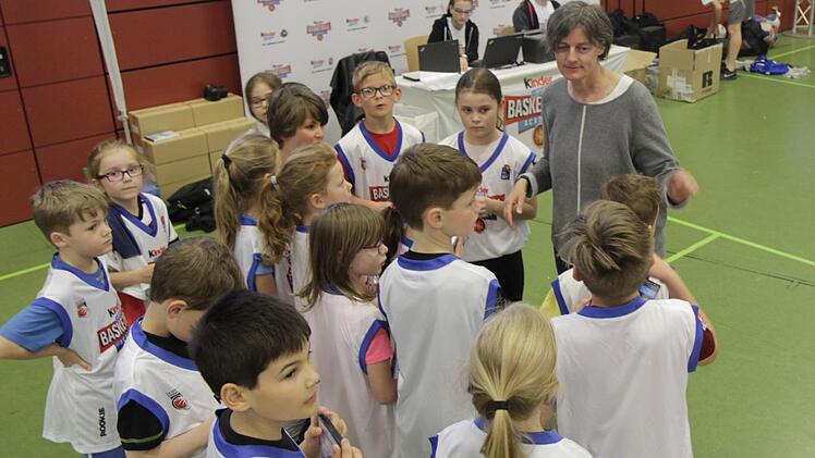 Lehrerin Christine Burkard schart ihre Klasse 2b um sich. Alle haben das Rookie-Trikot geschafft.  Foto: Udo Schilling