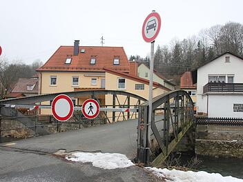 Dass der Hirtensteg nun auch für Fußgänger gesperrt ist, sorgt für Unmut bei den Anwohnern. Der Zustand soll nur von kurzer Dauer sein, so der Bürgermeister Norbert Gräbner in der Marktgemeinderatssitzung. Veronika Schadeck