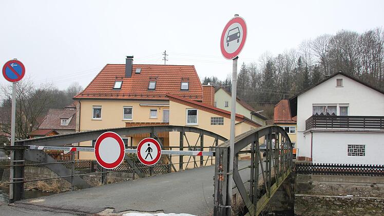 Dass der Hirtensteg nun auch für Fußgänger gesperrt ist, sorgt für Unmut bei den Anwohnern. Der Zustand soll nur von kurzer Dauer sein, so der Bürgermeister Norbert Gräbner in der Marktgemeinderatssitzung. Veronika Schadeck