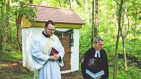 Diakon Florian Will (links) und Pfarrer Ulrich Jobst stellten das sanierte Brunnenhäuschen unter den Schutz Gottes.  Foto: Hannes Kugas