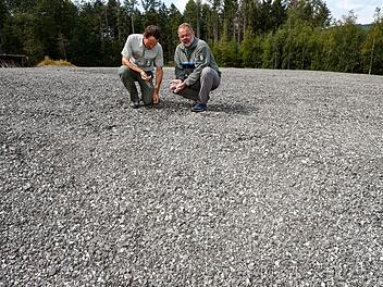 Revierleiter Matthias Ott (links) und Abteilungsleiter Gregor Schießl vom Forstamt Scheßlitz auf der Asphalthalde.Foto: Matthias Hoch
