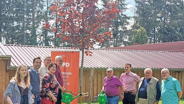 Der Rotahorn, den der SPD-Ortsverein Thurnau aus Anlass seines 100-j&auml;hrigen Bestehens der Marktgemeinde gestiftet hat, ist gut angewachsen. Nachdem eine offizielle Pflanzaktion coronabedingt ausfallen musste, gossen die Sozialdemokraten den Baum nun wenigstens t&uuml;chtig an.