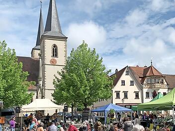 Markttreiben, Kulinarik und Live-Musik verschmelzen beim Genuss-Samstag auf dem Marktplatz und laden zu einem entspannten Start in das Wochenende ein.