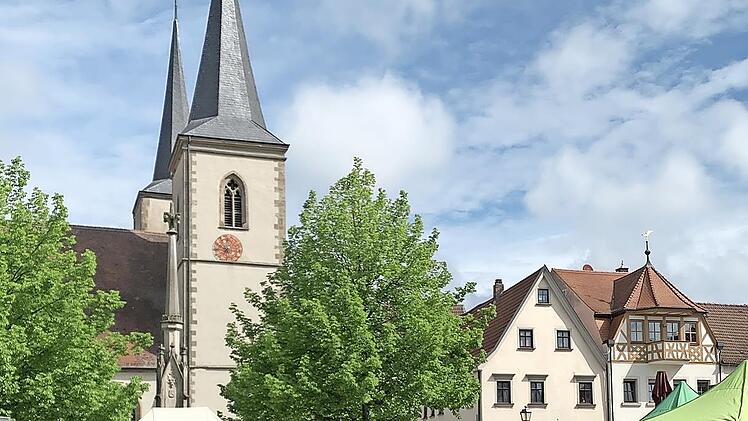 Markttreiben, Kulinarik und Live-Musik verschmelzen beim Genuss-Samstag auf dem Marktplatz und laden zu einem entspannten Start in das Wochenende ein.