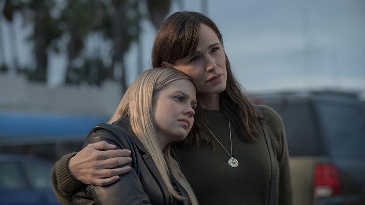 In der zweiten Staffel von "Besch&uuml;tze sie" befinden sich Bailey (Angourie Rice, links) und Hannah (Jennifer Garner) noch immer auf der Flucht.