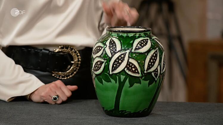 Seit vielen Jahren befand sich die Vase mit auff&auml;lligem Kakaobohnen-Dekor im Familienbesitz von Lena aus Hasbergen. "Jetzt hat meine Mutter mir die Keramik geschenkt", erz&auml;hlte die Verk&auml;uferin. Und auch Bianca Berding war begeistert: "Das war ein super Geschenk", denn die kunstvolle Bemalung erinnerte "ganz, ganz, ganz stark an Max Laeuger".