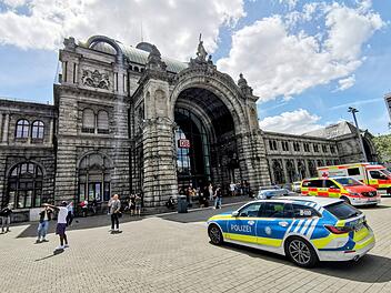 Nürnberger Hauptbahnhof: Streit um Essen eskaliert - Mann verletzt Frau mit Holzspieß Nürnberger Hauptbahnhof: Streit um Essen eskaliert - Mann verletzt Frau mit Holzspieß