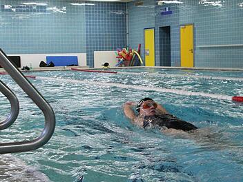 Die Wettkampfgruppe des Schwimmvereins Kronach mit Barbara Wachter machte am Donnerstagabend den Anfang im Lehrschwimmbecken. Fotos: Marco Meißner