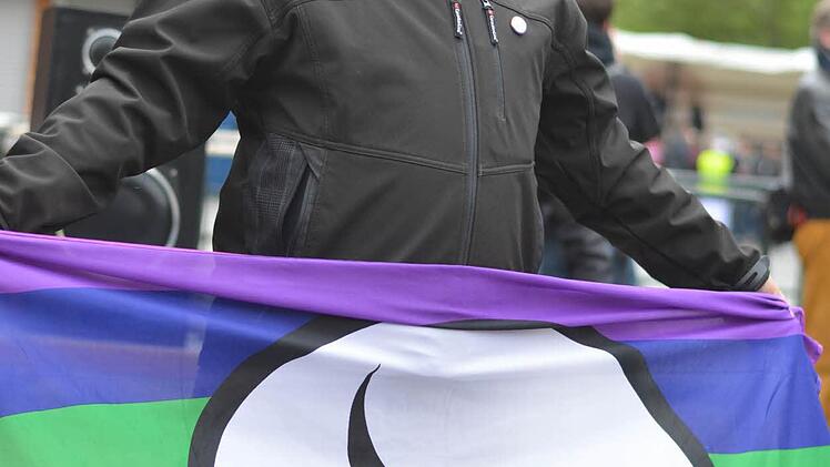 Ali Utlu, Ex-Muslim, Pirat und homosexuell, zeigt Flagge. Foto: Nikolas Pelke