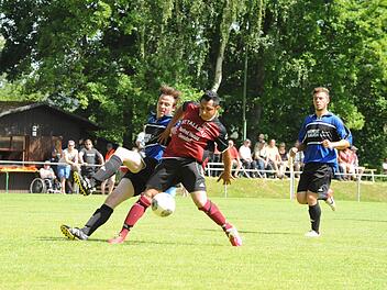 Der Ball bleibt beim Gegner: Auch im Rückspiel war Christian Pickel (hinten) mit dem FC Reichenbach chancenlos gegen Mohamed Rmeithi (vorne) und den FC Geesdorf. Foto: Hopf