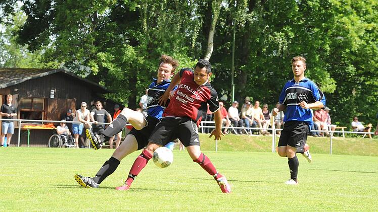 Der Ball bleibt beim Gegner: Auch im Rückspiel war Christian Pickel (hinten) mit dem FC Reichenbach chancenlos gegen Mohamed Rmeithi (vorne) und den FC Geesdorf. Foto: Hopf