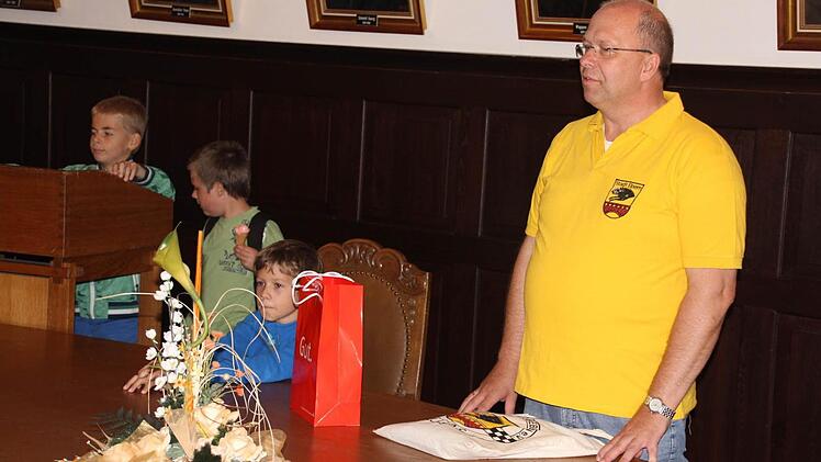 Stadtrat Thomas Limpert im kleinen Sitzungssaal des Rathauses Ebern: Hier erfuhren die Kinder von ihm, welche Aufgaben eine Stadt mit Bürgermeister und Stadtrat zu bewältigen hat. Foto: Helmut Will