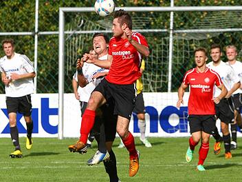 Kampf war Trumpf im Kerwaspiel in Kasendorf. Hier gewinnt der Feuchter Daniel Schneider das Kopfballduell gegen den Kasendorfer Oliver Wagner. Fotos: Monika Limmer