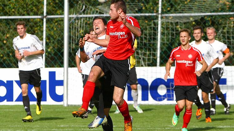Kampf war Trumpf im Kerwaspiel in Kasendorf. Hier gewinnt der Feuchter Daniel Schneider das Kopfballduell gegen den Kasendorfer Oliver Wagner. Fotos: Monika Limmer