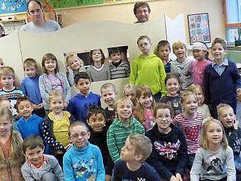 Ein mobiles Puppentheater fertigten die Lebenshilfe-Werkstätten Augsfeld für die Grundschule am Dürerweg für die inklusive Arbeit mit der Partnerklasse an. Herzlich begrüßten die Kinder bei der Anlieferung Nadine Hufnagel, Robert Weiglein und Schreinermeister Johannes Selig von den Werkstätten.  Foto: privat