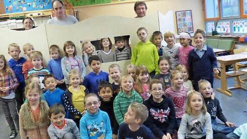 Ein mobiles Puppentheater fertigten die Lebenshilfe-Werkstätten Augsfeld für die Grundschule am Dürerweg für die inklusive Arbeit mit der Partnerklasse an. Herzlich begrüßten die Kinder bei der Anlieferung Nadine Hufnagel, Robert Weiglein und Schreinermeister Johannes Selig von den Werkstätten.  Foto: privat