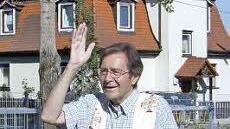 Pfarrer Josef Pingold (l.) segnet die Kinder und den neuen Lillinger Spielplatz.