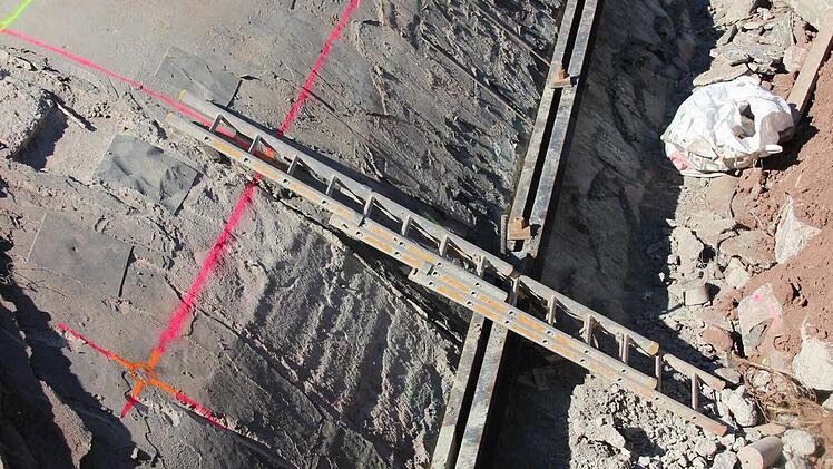 Die herauszusägenden Betonteile sind farblich markiert. Mit einer Stahlschiene wurden die Bohranker gesichert.  Foto: Friedwald Schedel