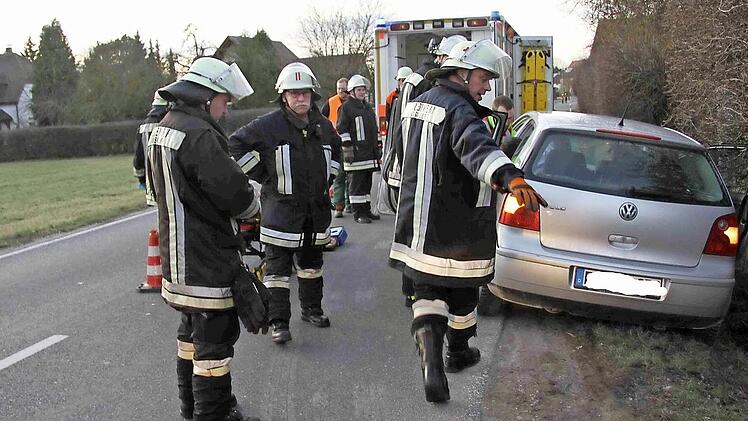 Die Fahrerin wurde an der Unfallstelle versorgt. Das Auto wurde unbeschädigt aus dem Graben gezogen.