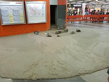Das lief anders als geplant: Am Mittwoch ergoss sich Beton als z&auml;hfl&uuml;ssige Masse in K&ouml;nigstorpassage in N&uuml;rnberg.  Foto: Hochbauamt