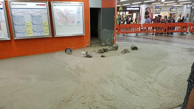Das lief anders als geplant: Am Mittwoch ergoss sich Beton als z&auml;hfl&uuml;ssige Masse in K&ouml;nigstorpassage in N&uuml;rnberg.  Foto: Hochbauamt