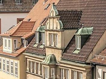 Blick auf die Fassade der Stadtbücherei Coburg aus dem Riesensaal von Schloss Ehrenburg  Foto: Jochen Berger