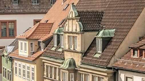 Blick auf die Fassade der Stadtbücherei Coburg aus dem Riesensaal von Schloss Ehrenburg  Foto: Jochen Berger