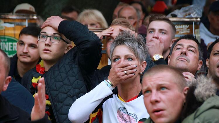 Ein Abend zwischen Hoffen und Bangen - Impressionen vom Publikum Viewing im Coburger Prinzengarten beim WM-Spiel zwischen Deutschland und Schweden.Foto: Jochen Berger