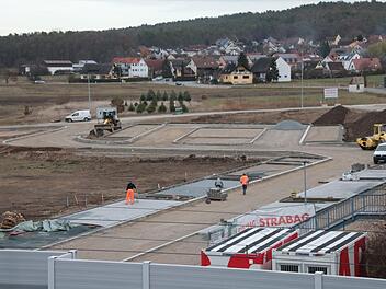Der Pendlerparkplatz, im Hintergrund Kersbach  Fotos: Josef Hofbauer
