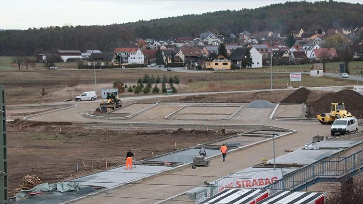 Der Pendlerparkplatz, im Hintergrund Kersbach  Fotos: Josef Hofbauer