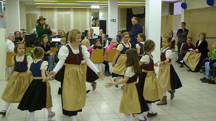 Mit Schwung und Charme präsentierten die Jüngsten der Volkstanzgruppe Völkersleier den Tanz in den Mai.