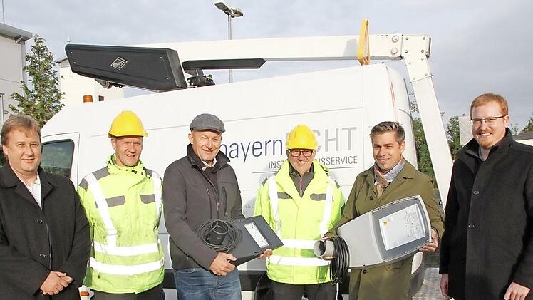 Die beiden Bürgermeister aus Eggolsheim und Hallerndorf mit Vertretern des Bayernwerks Foto: Erlwein