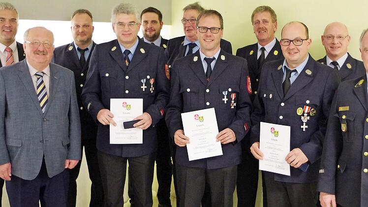 Das Ehrenkreuz in Silber des Kreisfeuerwehrverbandes erhielten von KBR Joachim Ranzenberger Christian Heyder (Neunter von links), Mario Kirsch (Siebter von links) und Dieter Tröbs (Vierter von links).