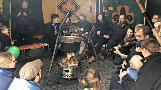 In der Jurte gab es eine gem&uuml;tliche Singrunde am Lagerfeuer mit Tschai und Stockbrot.  Foto: Alexander M&uuml;ller