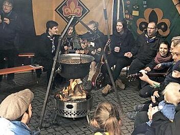 In der Jurte gab es eine gemütliche Singrunde am Lagerfeuer mit Tschai und Stockbrot.  Foto: Alexander Müller