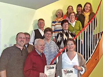 Von hinten nach vorn (von links) Wolfgang Rügamer, Jürgen Kolb, Friedel Fischer, Ulrike Lorösch, Carina Baus, Diana Schölzel, Gerhard Adam, Sieglinde Bürger, Elisabeth Weigand, Annemarie Emmerth, Carmen Newell, Vanessa Krampert
