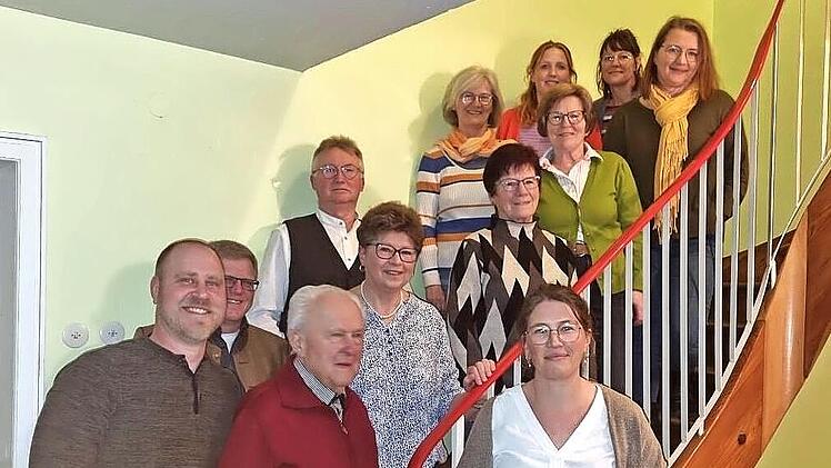 Von hinten nach vorn (von links) Wolfgang Rügamer, Jürgen Kolb, Friedel Fischer, Ulrike Lorösch, Carina Baus, Diana Schölzel, Gerhard Adam, Sieglinde Bürger, Elisabeth Weigand, Annemarie Emmerth, Carmen Newell, Vanessa Krampert