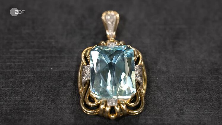 "Meine Oma war immer knacke-braun und der Anh&auml;nger sah auf der gebr&auml;unten Haut toll aus", erz&auml;hlte Verk&auml;uferin Andrea von ihren Erinnerungen. "Ganz wunderbar und schick", konnte sich auch die Expertin das Bild der Gro&szlig;mutter gut vorstellen. Der Aquamarin im Scherenschliff brachte zudem "stattliche 39 Karat" auf die Waage.