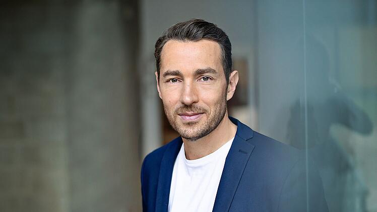 Sven Voss moderiert den Halbfinal-Abend im ZDF.