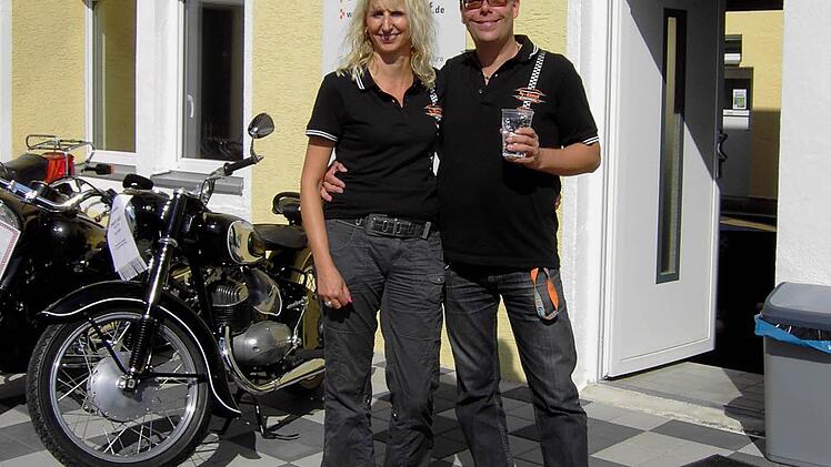 Uta und Kai-Uwe Kämpf mit historischen Motorrädern.