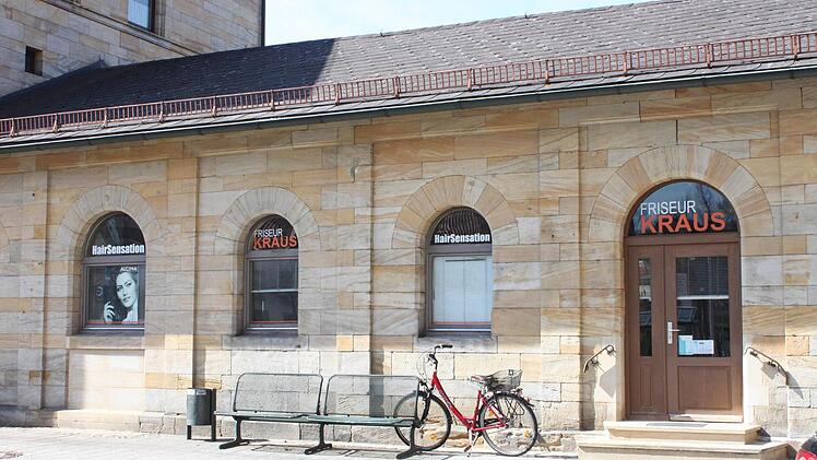 Bald Leerstand 3: Den Friseur am bzw. im Lichtenfelser Bahnhof gibt es seit über 60 Jahren. Jetzt ist Feuchtigkeit in den Wänden die Ursache für den Umzug in andere Geschäftsräume.