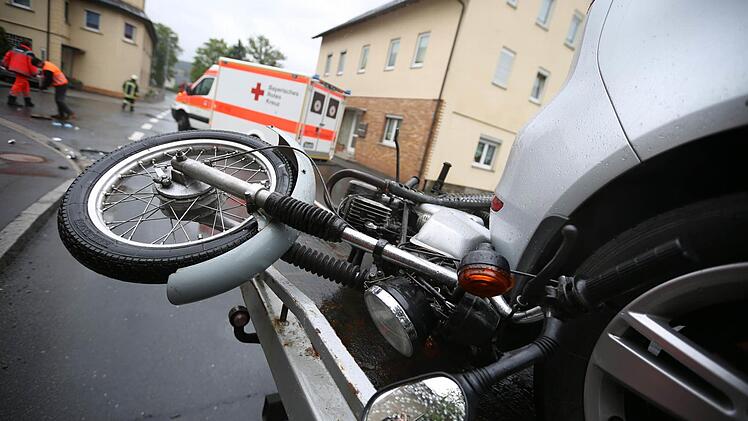 Das Moped sieht intakt aus, doch sein Fahrer wurde schwer verletzt. Foto: Hendrik Steffens