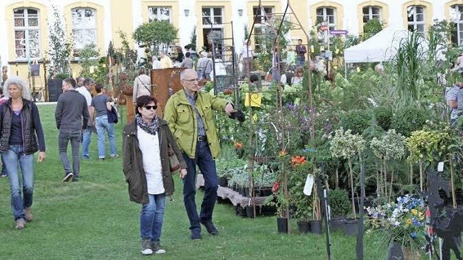 Die Besucher flanierten zwischen den Ausstellungsständen auf Schloss Jägersburg.  Fotos: Mathias Erlwein