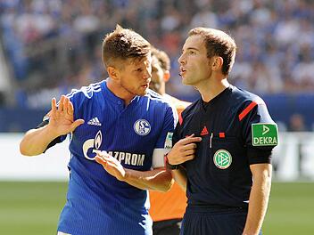 Benjamin Brand entscheidet, das muss auch ein Fußballstar wie Klaas-Jan Huntelaar seit Neuestem akzeptieren. Die Szene stammt aus dem ersten Bundesligaspiel, das Brand geleitet hat: FC Schalke 04 gegen Darmstadt 98.  Foto: imago