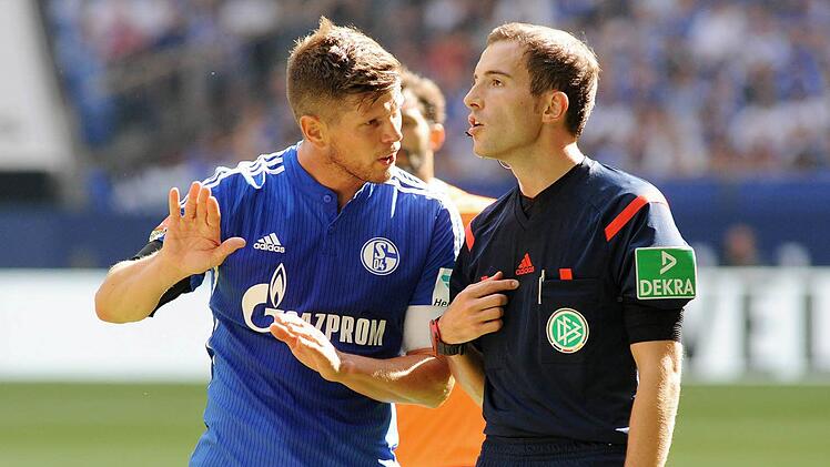 Benjamin Brand entscheidet, das muss auch ein Fußballstar wie Klaas-Jan Huntelaar seit Neuestem akzeptieren. Die Szene stammt aus dem ersten Bundesligaspiel, das Brand geleitet hat: FC Schalke 04 gegen Darmstadt 98.  Foto: imago