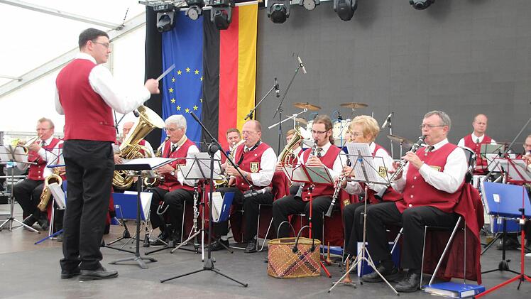 Die Stadtkapelle Neustadt spielte im Festzelt auf. Foto: Oliver Schmidt