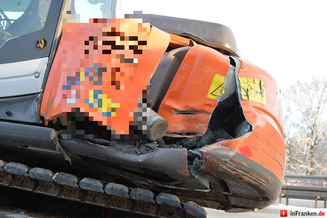 Lkw-Unfall auf A70: Bagger kippt auf Fahrbahn